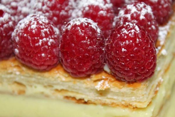 Hojaldre con Crema y Frambuesa Hojaldre con Crema y Frambuesa